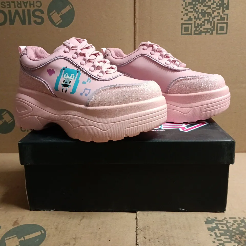 BOXED PAIR OF KOI HATSUNE MIKU TRAINERS IN PINK SIZE US 6
