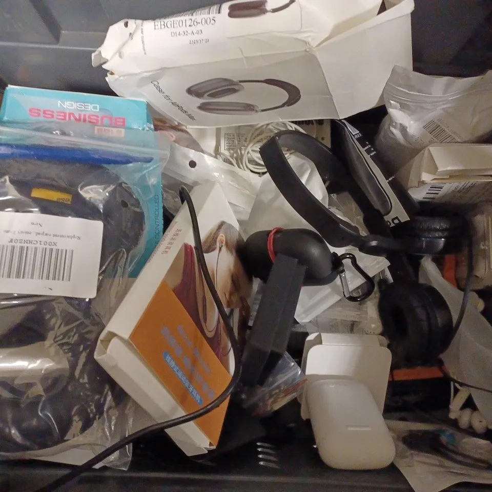 BOX OF APPROX 15 ASSORTED ITEMS TO INCLUDE -ESCAPE PODS - SOUND CORE EARPHONES - AGENT HEADSET ECT 