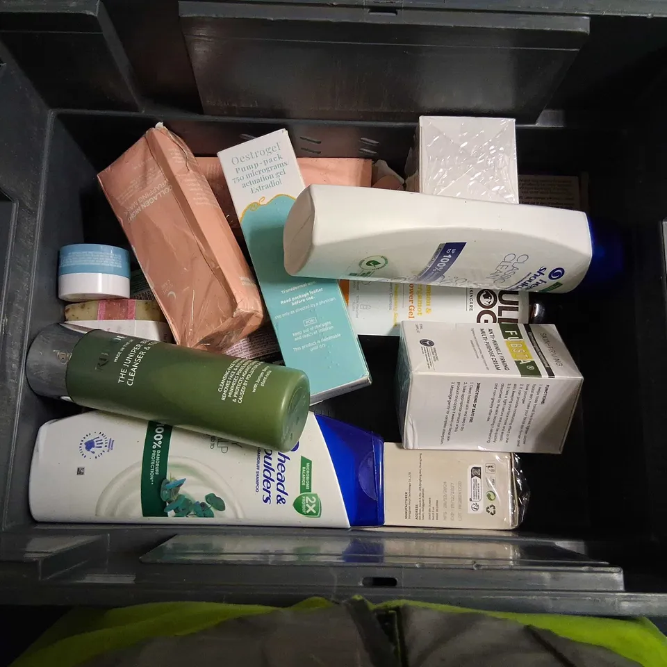 APPROXIMATELY 20 ASSORTED HEALTH AND BEAUTY PRODUCTS TO INCLUDE; SOL JANERIRO, HEAD AND SHOULDERS, BULLDOG AND GELISH