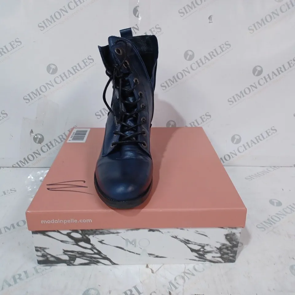 BOXED PAIR OF MODA IN PELLE BOOTS IN NAVY SIZE 8