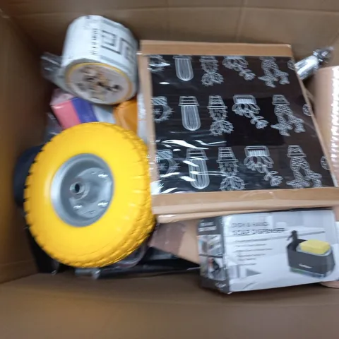 APPROXIMATELY 15 ASSORTED HOUSEHOLD PRODUCTS TO INCLUDE TYRE , SOAP DISPENSER AND RUBBER GLOVES