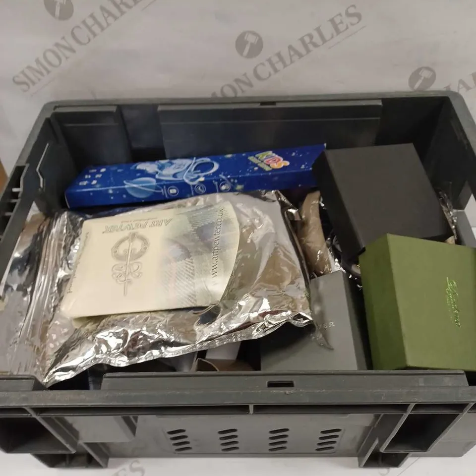 LOT TO CONTAIN APPROX 35 X ASSORTED ITEMS OF JEWELLERY, INCLUDES CHARMS, NECKLACES, EARRINGS ETC 