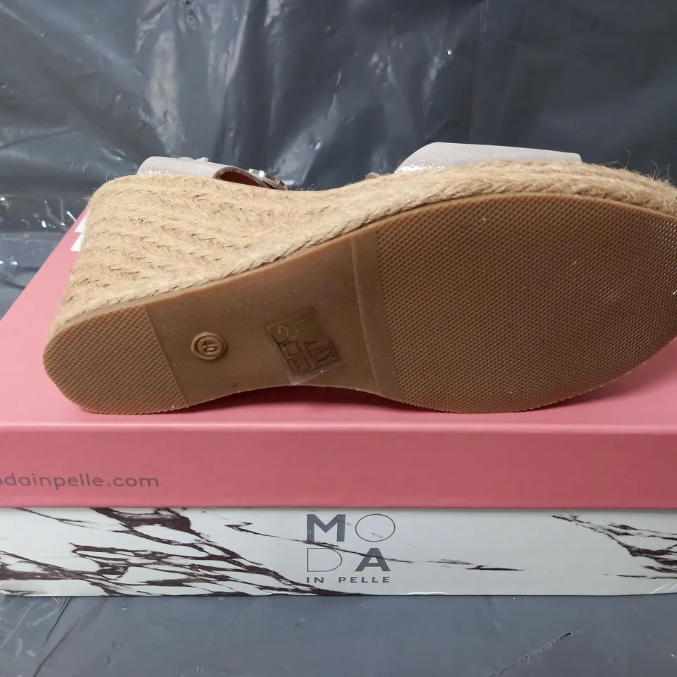 BOXED MODA IN PELLE PARRIS STONE T BAR METAL DETAIL WEDGE - SIZE 7
