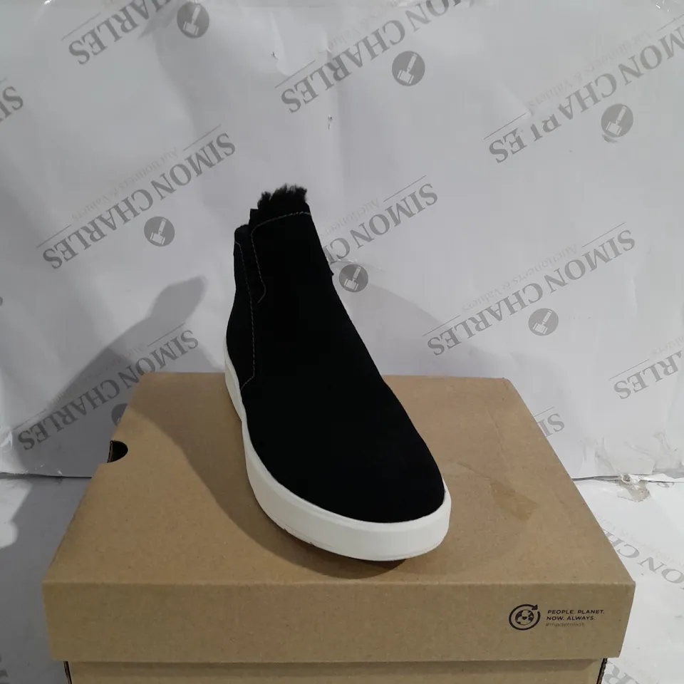 BOXED PAIR OF CLARKS LAYTON TRAINERS BLACK SIZE 6
