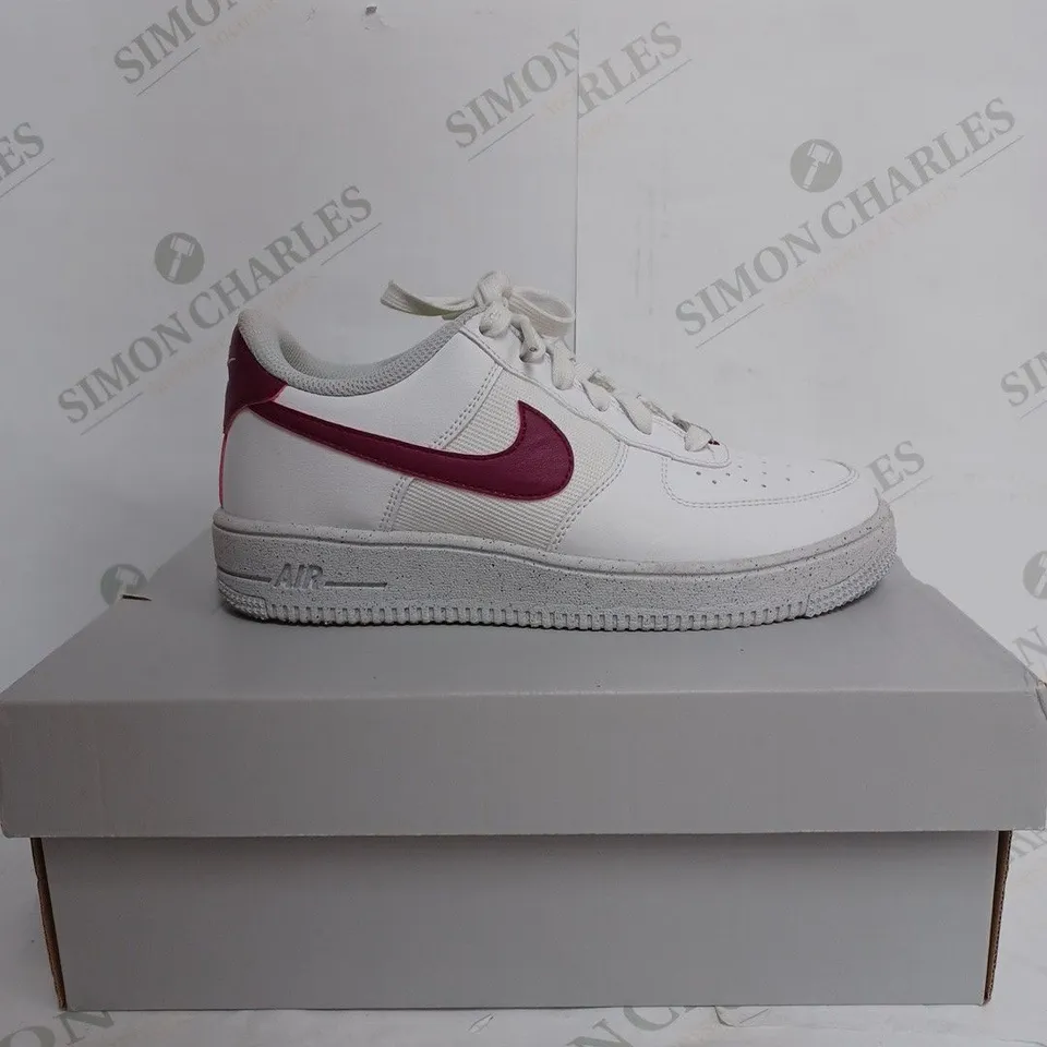 BOXED NIKE AIR FORCE 1 IN WHITE - KIDS UK 5 