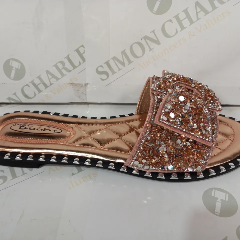 BOXED PAIR OF NO DOUBT OPEN TOE QUILTED FLAT SANDALS IN METALLIC ROSE GOLD COLOUR W. SEQUINS EU SIZE 39