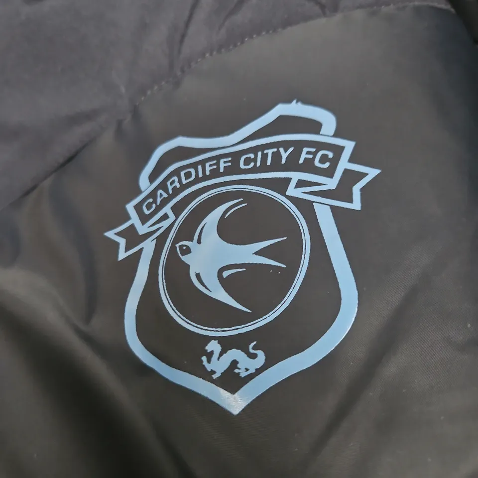 CARDIFF CITY FC HYBRID RACER JACKET – NAVY, 2XL