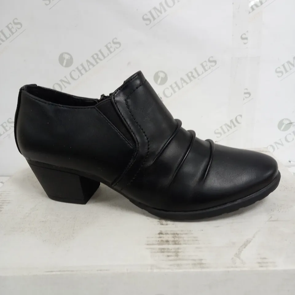 BOX OF APPROXIMATELY 15 PAIRS OF SHOES TO INCLUDE THICK SKATER TRAINERS, LOW FORMAL SHOES, HIGH GLITTER HEELS ETC