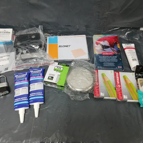 BOX OF APPROXIMATELY 8 ASSORTED ITEMS TO INCLUDE - POCKET SCALES, MOULD MAGIC, AND DERWENT CHROMAFLOW ETC. 