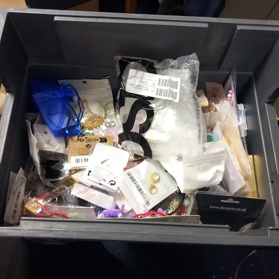 LARGE QUANTITY OF ASSORTED JEWELLERY