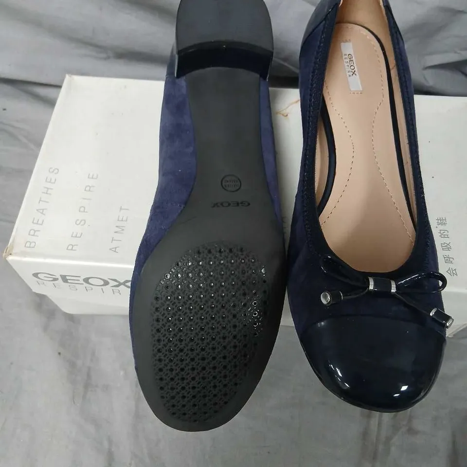 GEOX CAREY NAVY SUEDE & PATENT BOW PUMPS – WOMEN'S, UK 8 (EU 42)