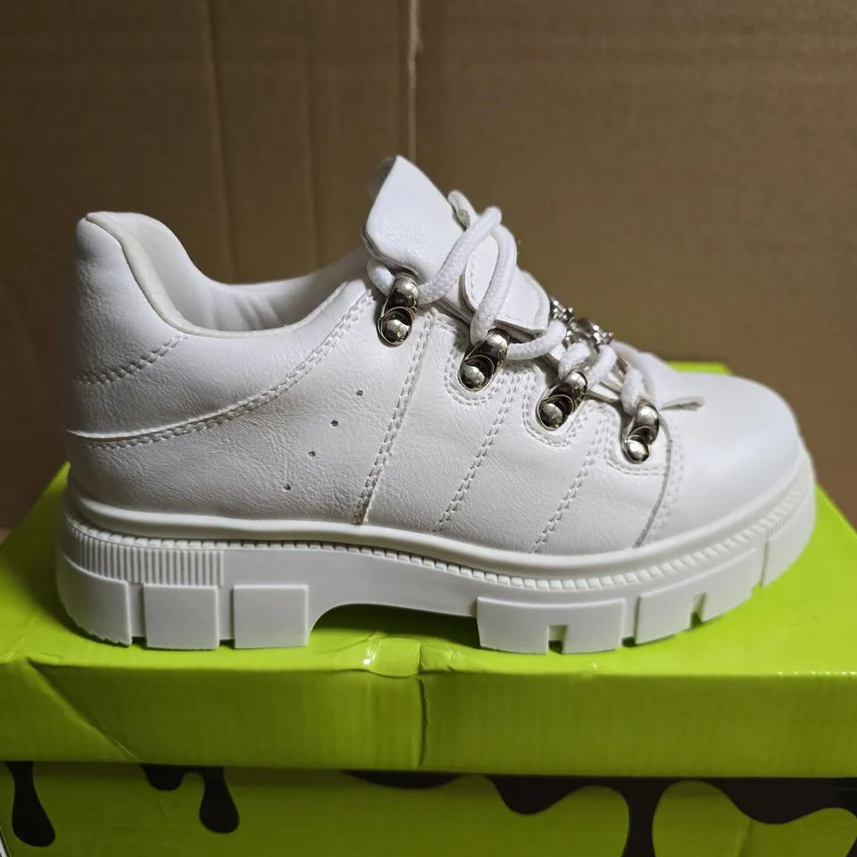 BOXED PAIR OF KOI LIL' RIMO CORE WHITE TRAINERS – UK 12K (KIDS)