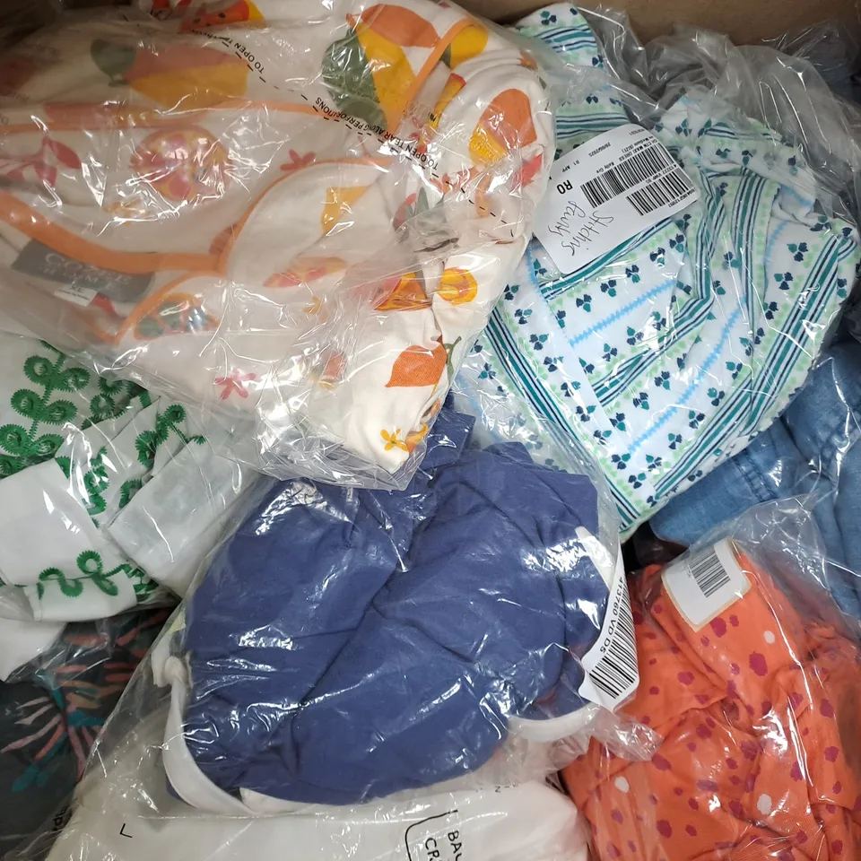BOX OF APPROXIMATELY 15 ASSORTED HOUSEHOLD AND CLOTHING ITEMS IN VARIOUS STYLES, SIZES, AND COLOURS, ETC - COLLECTION ONLY