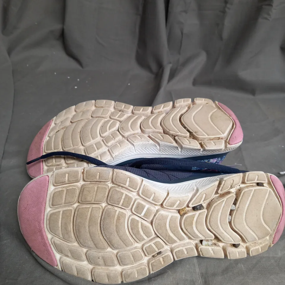 UNBOXED PAIR OF SKETCHERS 4.0 LACE UP TRAINERS NAVY BLUE SIZE 5.5