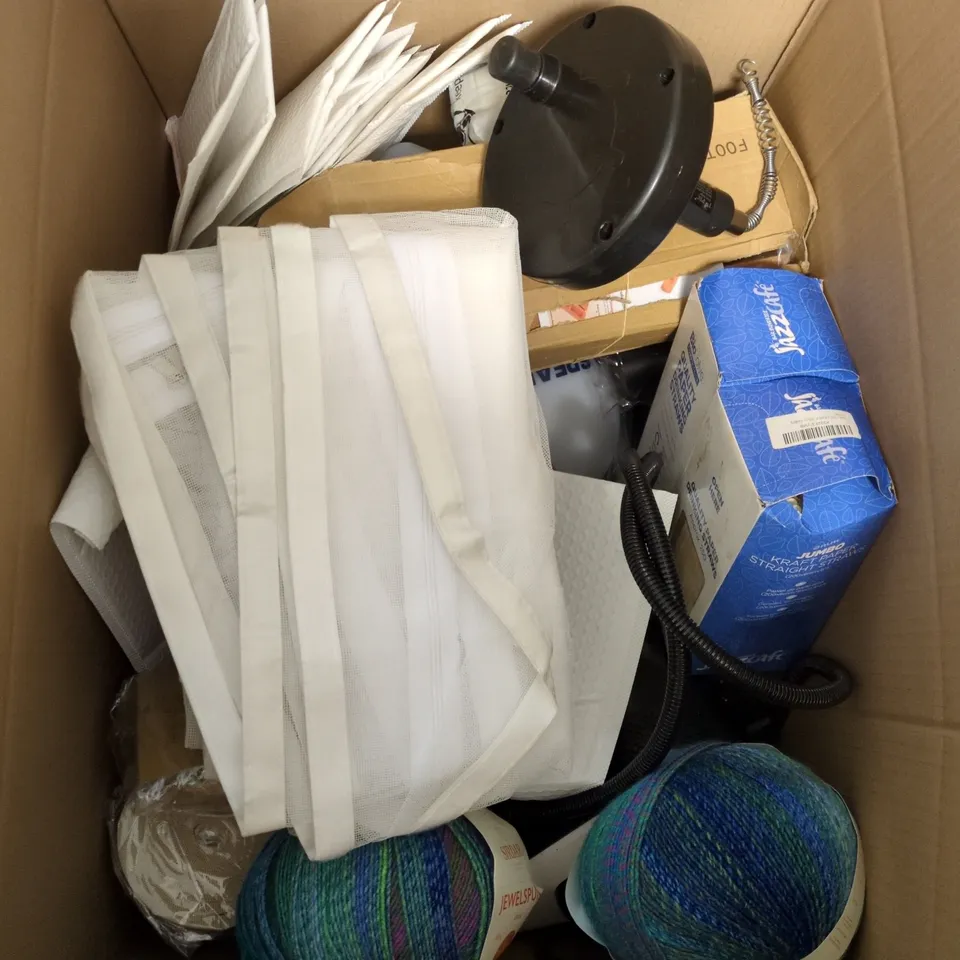 BOX OF APPROXIMATELY 15 ASSORTED HOUSEHOLD ITEMS