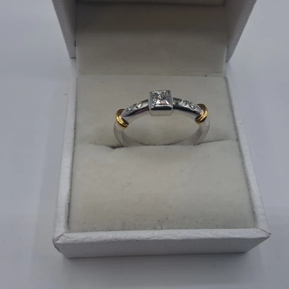 18CT GOLD RING SET WITH A NATURAL PRINCESS CUT DIAMOND AND NATURAL DIAMONDS TO THE SHOULDERS