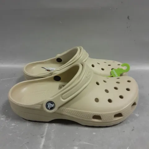 BOXED PAIR OF CROCS CLASSIC ROOMY FIT SLIP ON SHOES IN BONE WHITE - 6