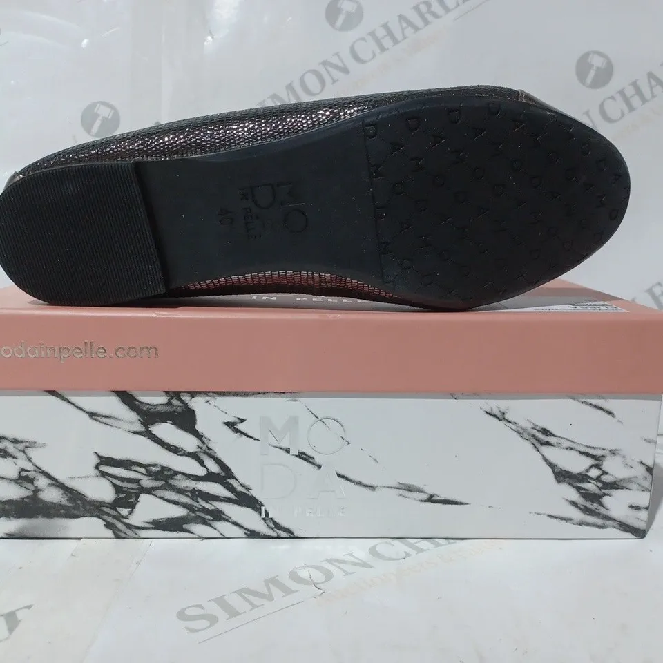 BOXED PAIR OF MODA IN PELLE ELISSA SLIP-ON SHOES IN METALLIC PEWTER W. JEWEL EFFECT UK SIZE 7
