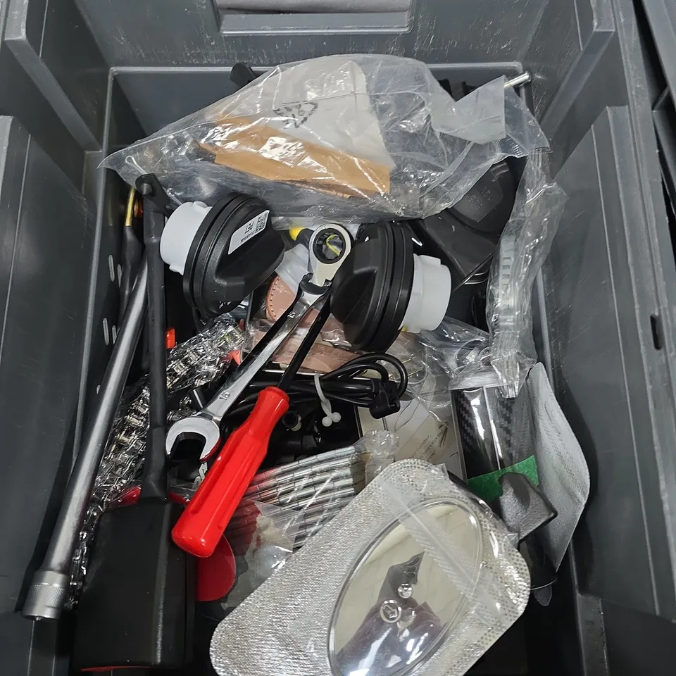 APPROXIMATELY 15 ASSORTED VEHICLE PARTS/ACCESSORIES TO INCLUDE FUEL FILLER CAP, SOCKET WRENCH, SWITCH UNIT ETC 