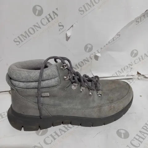 BOXED SKECHERS SYNERGY WARM TECH BOOTS, GREY - SIZE 7