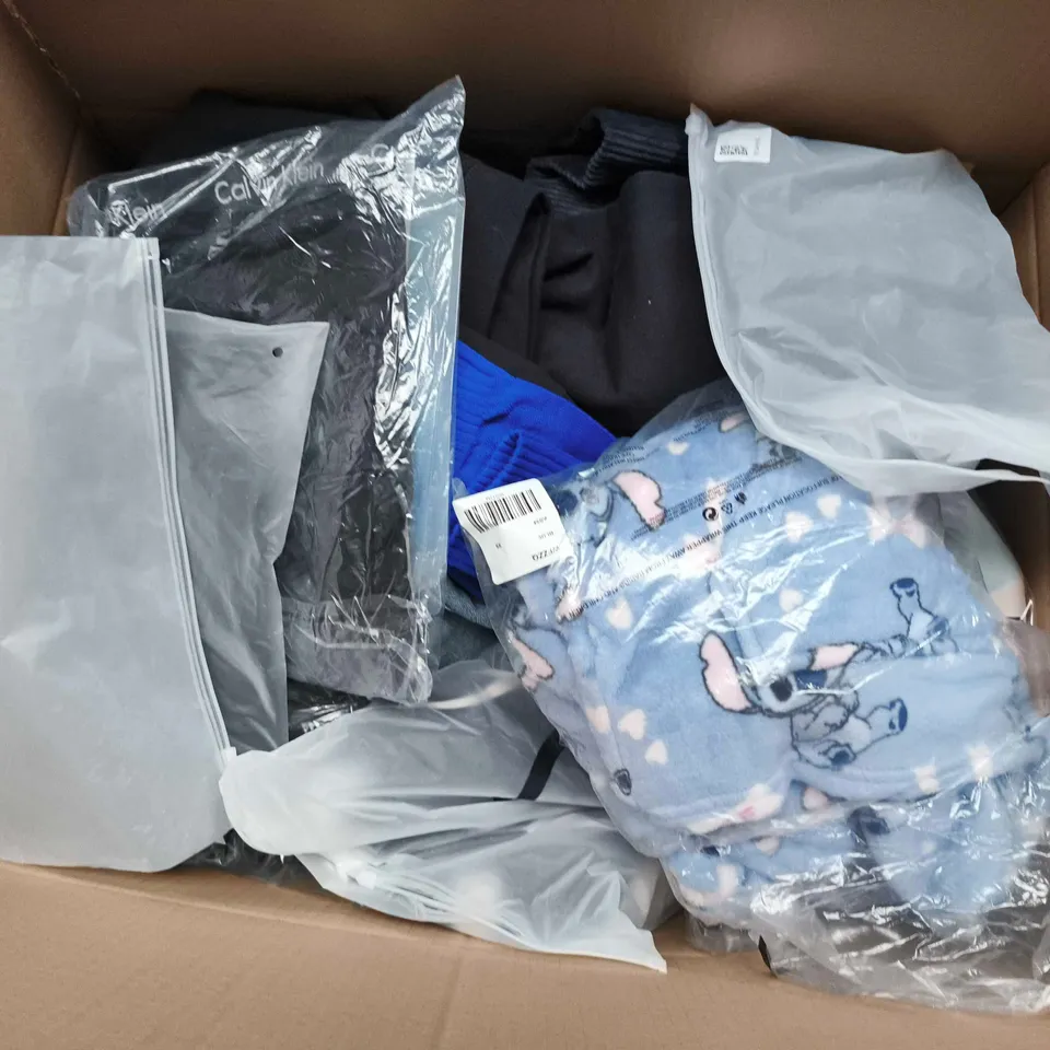 APPROXIMATELY 25 ASSORTED CLOTHING ITEMS IN VARIOUS SIZES, STYLES & COLOURS TO INCLUDE BRANDS SUCH AS ZARA, CALVIN KLEIN, MACRON, ETC - COLLECTION ONLY