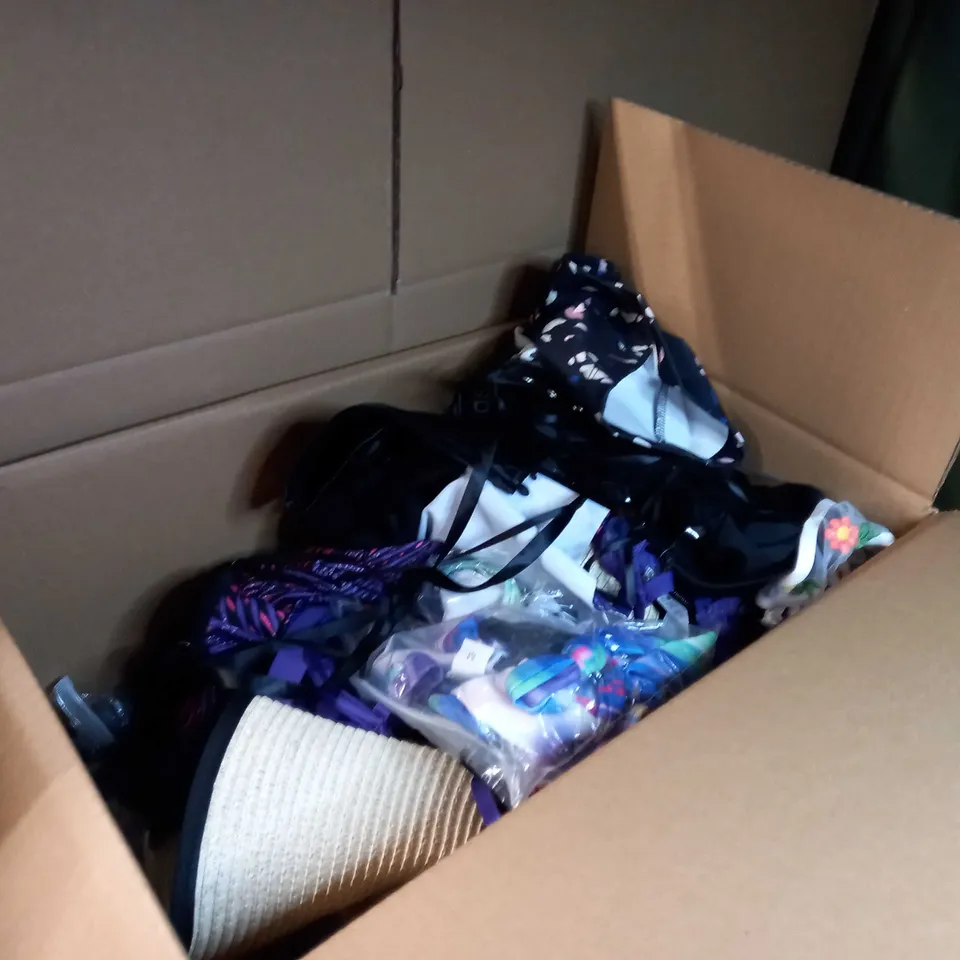 LOT OF APPROX. 15 ASSORTED CLOTHING ACCESSORIES  IN VARYING SIZES/COLOURS/STYLES TO INCLUDE: BRA'S, BOXERS, CORSETS