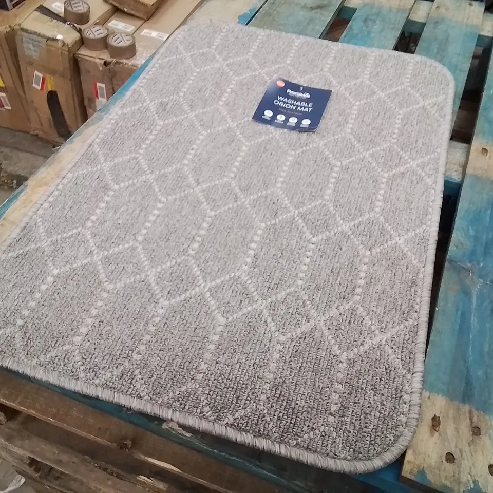 QUALITY DESIGNER AREA RUG - APPROXIMATELY 75X50CM