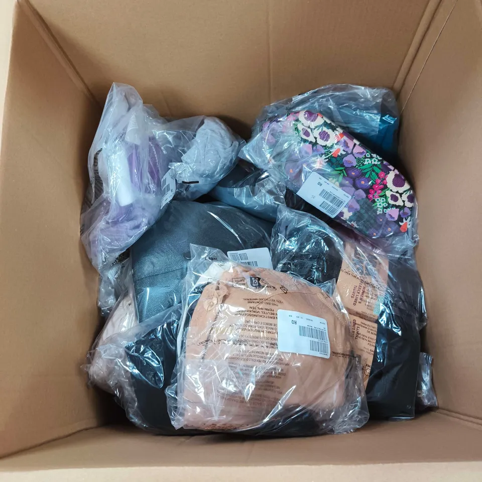 BOX OF APPROXIMATELY 25 ASSORTED CLOTHING ITEMS TO INCLUDE KIM AND CO, D&C, RHONDA SHEAR ETC