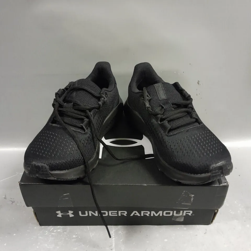 BOXED PAIR OF UNDER ARMOUR CHARGE PURSUIT TRAINERS IN BLACK - 5.5