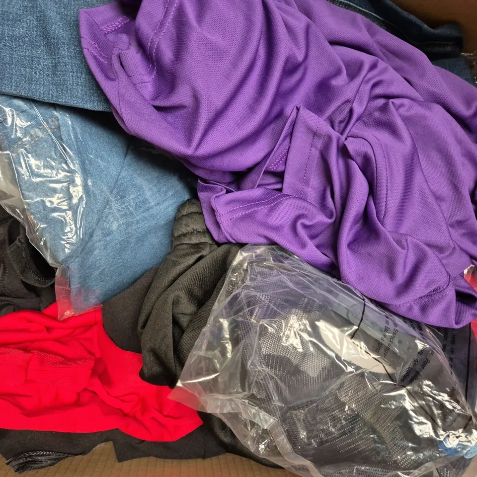 BOX OF APPROXIMATELY 20 ASSORTED CLOTHING AND FASHION ITEMS IN VARIOUS STYLES, SIZES, AND COLOURS - COLLECTION ONLY