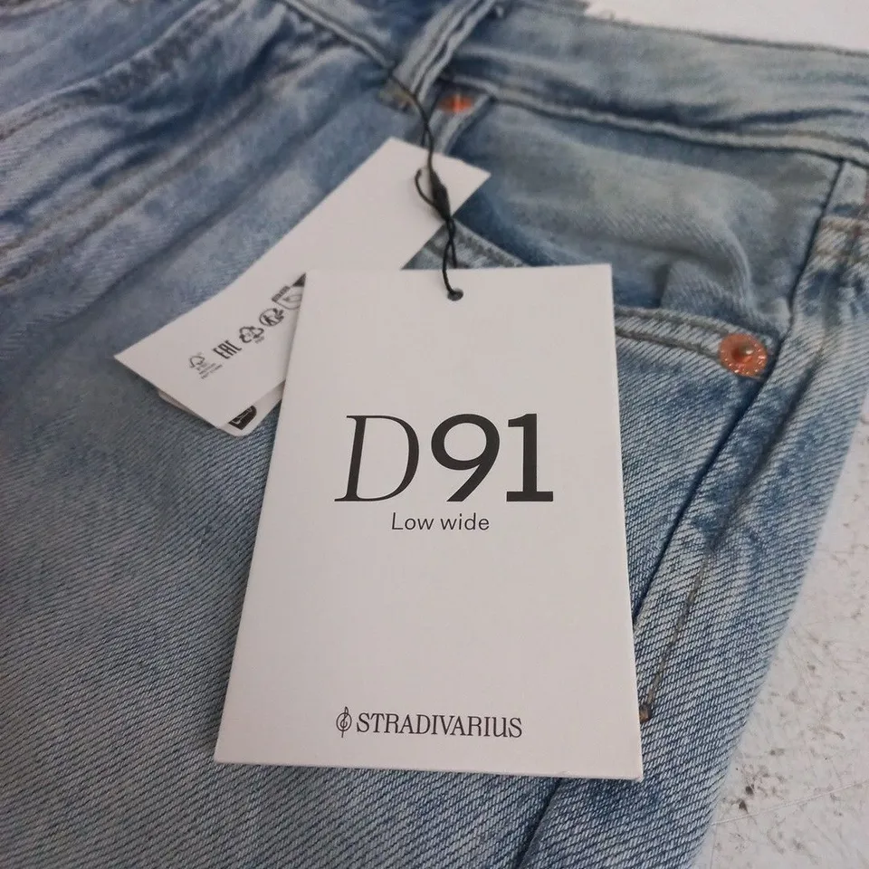 STRADIVARIUS D91 LOW WIDE JEANS – LIGHT WASH, UK 8