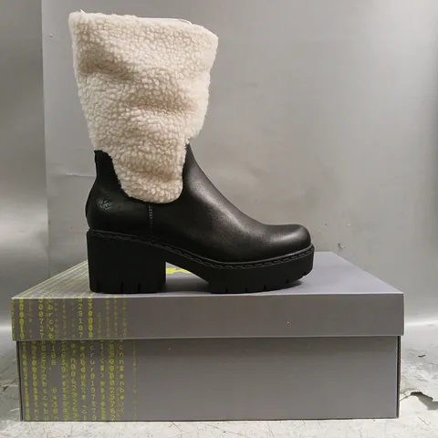 BOXED PAIR OF KOI TEXEL SHEARLING SWITCH BOOTS IN BLACK SIZE UK 7