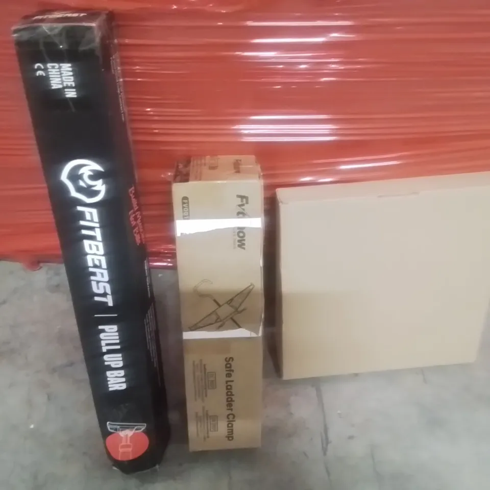 PALLET CONTAINING ASSORTED ITEMS TO INCLUDE: PULL UP BAR, SAFE LADDER CLAMP AND CHRISTMAS WREATH ETC...