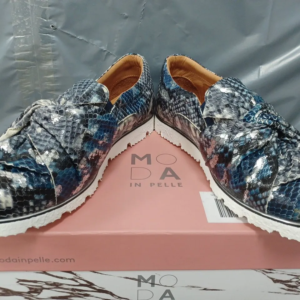 BOXED MODA IN PELLE ANETTE LEATHER BOW TWIST UPPER WITH FLEX SOLE TRAINERS IN METALLIC NAVY SNAKE - SIZE 39