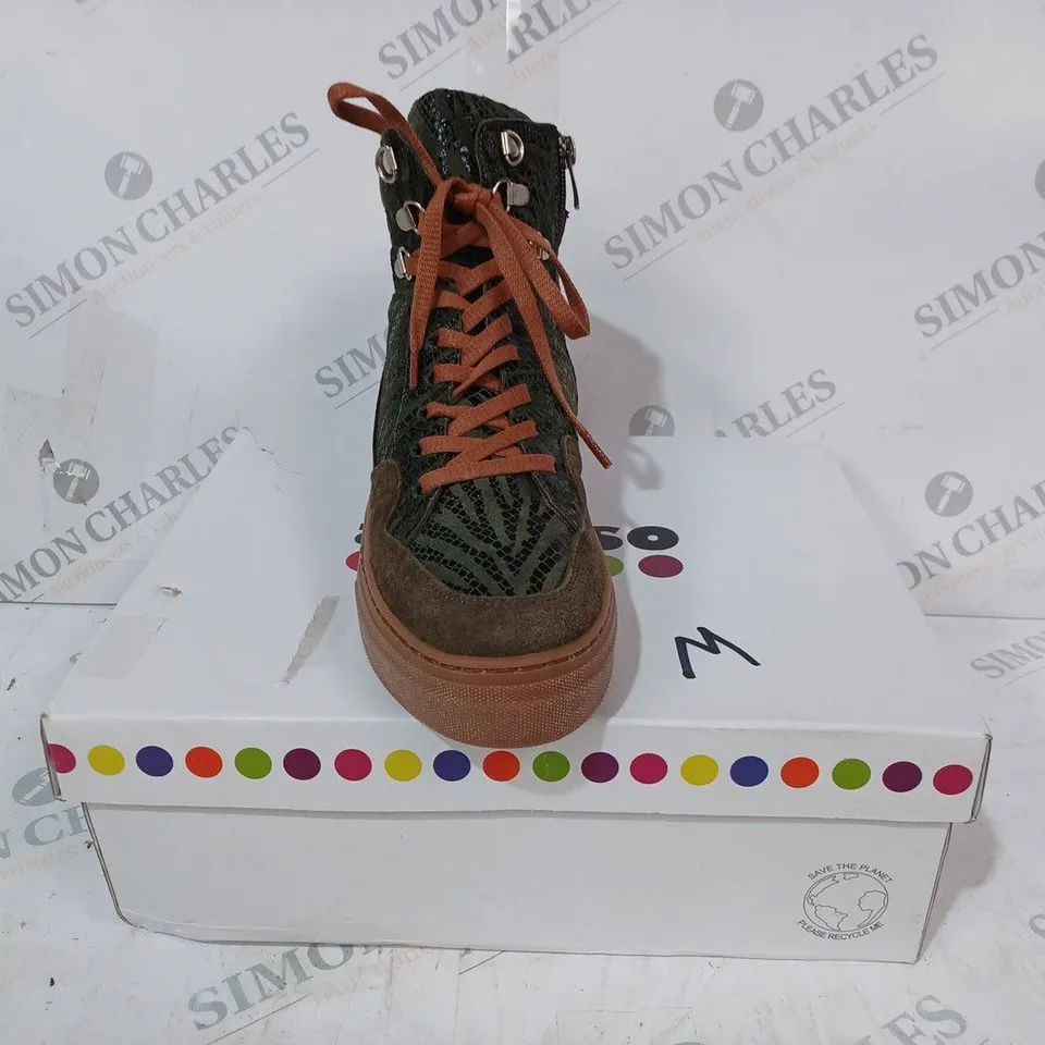 BOXED PAIR OF ADESSO HOLLIE LEATHER TRAINERS IN KHAKI SIZE 5