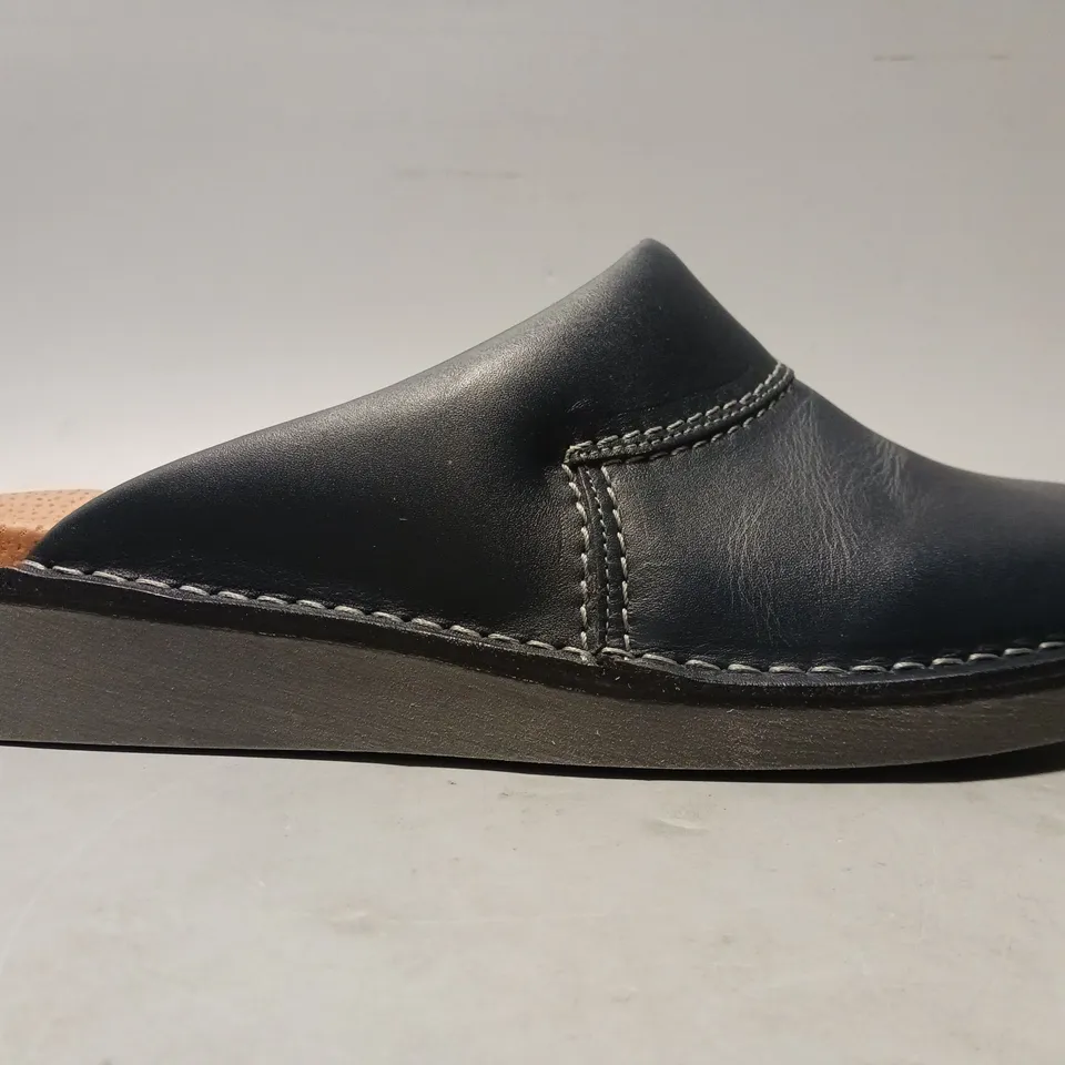 BOXED PAIR OF THE MULE COMPANY WELSTOR MULES IN NAVY EU SIZE 43