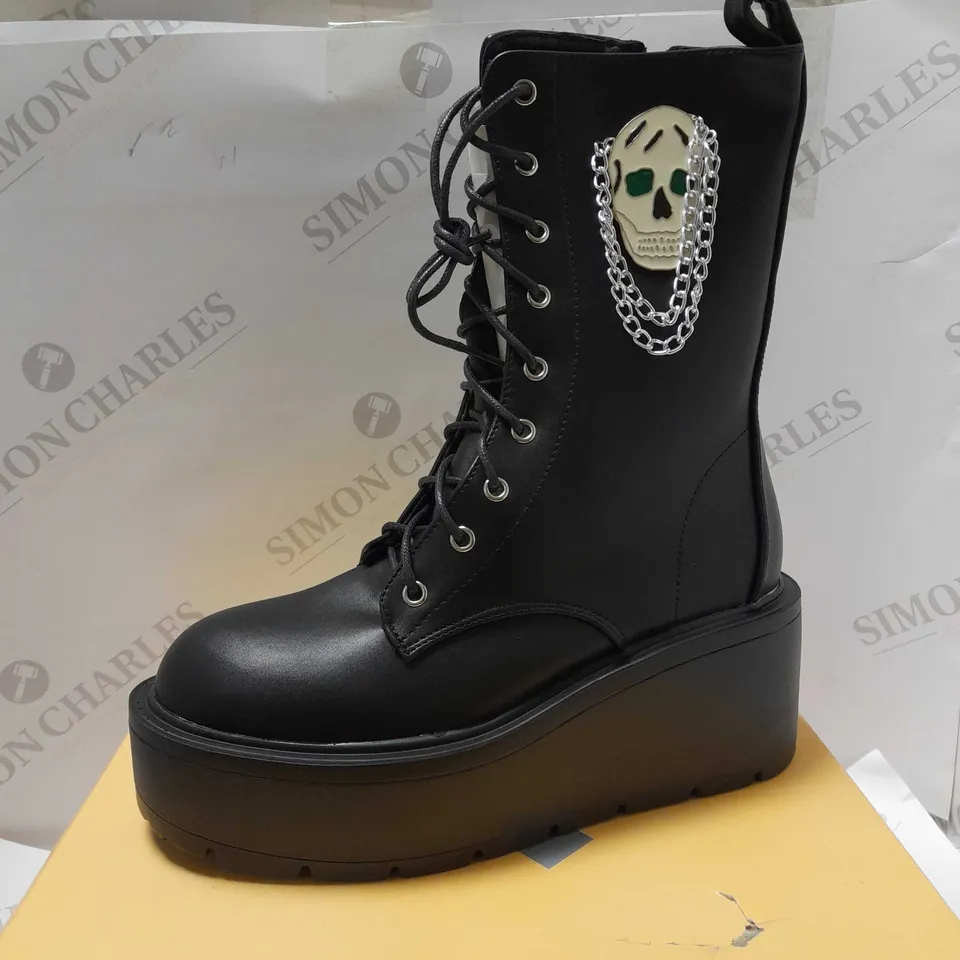 KOI YORICK MANSION PLATFORM SKULL BLACK PU/SKULL BOOTS - SIZE 4