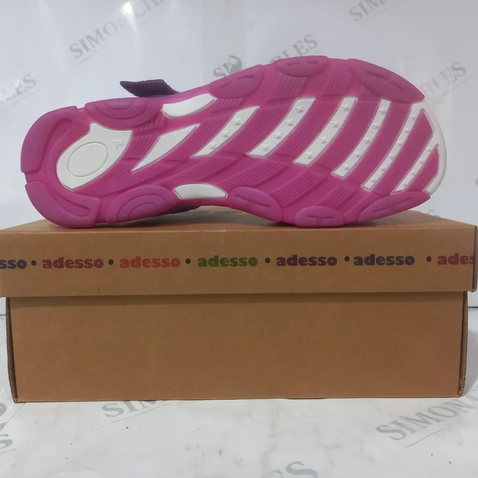 BOXED PAIR OF ADESSO OPEN TOE SANDALS IN PURPLE/PINK SIZE 6