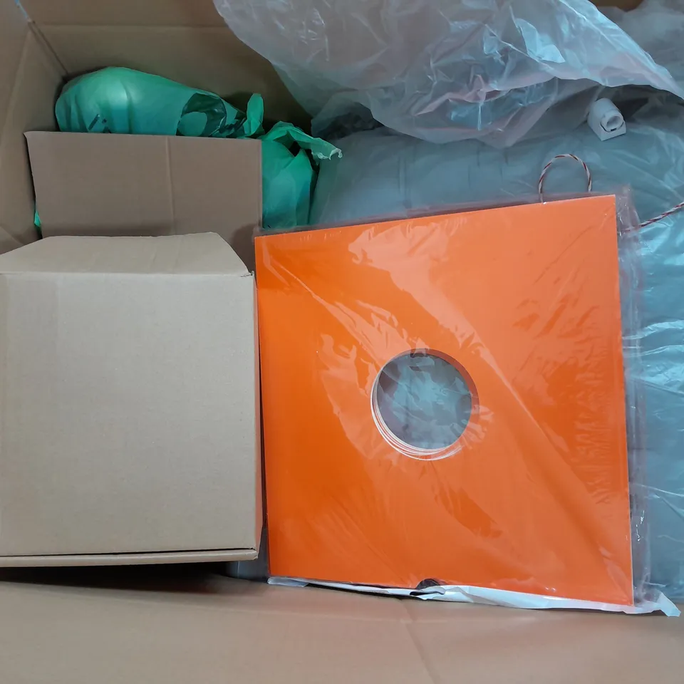 APROXIMATELY 15 ASSORTED HOUSEHOLD ITEMS TO INCLUDE BEDDING , KITCHEN BOWLS , ETC 