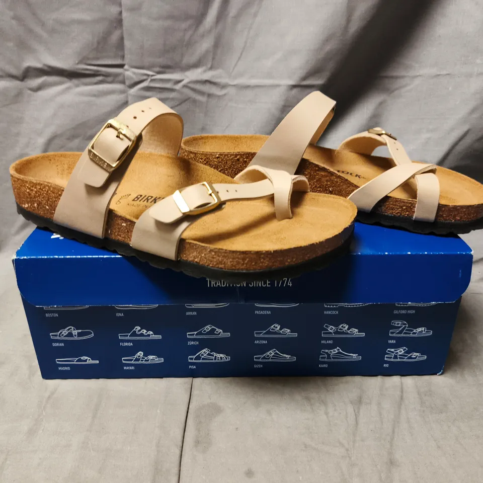 BOXED PAIR OF BIRKENSTOCK MAYARI T-POST SANDALS IN SANDCASTLE SIZE UK 5