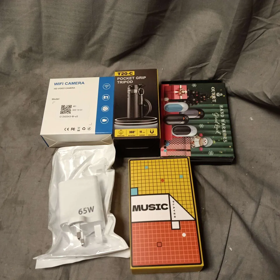 APPROXIMATELY 15 ASSORTED ELECTRICAL ITEMS TO INCLUDE WIFE CAMERA, POCKET GRIP TRIPOD, HAND WARMERS, MUSIC PLAYER ETC