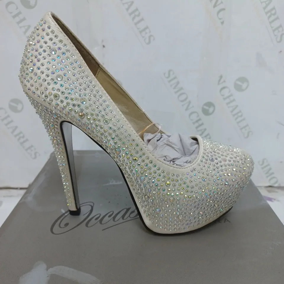 BOX OF APPROXIMATELY 15 PAIRS OF SHOES TO INCLUDE GEM HEELS, WHITE HEELS, FLORAL HEELS ETC