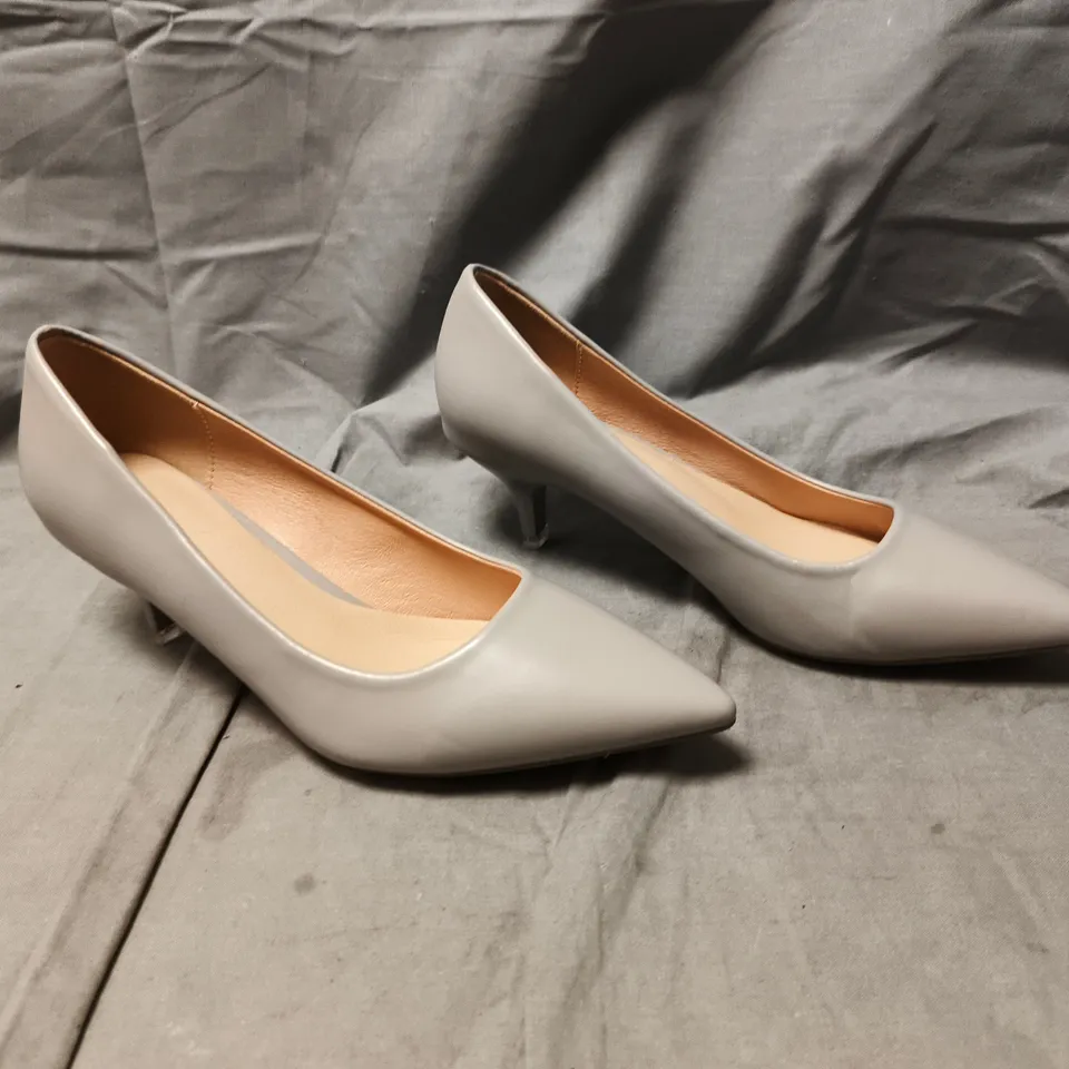 BOXED PAIR OF UNBRANDED LOW HEEL SLIP-ON SHOES IN GREY ASIAN SIZE 230