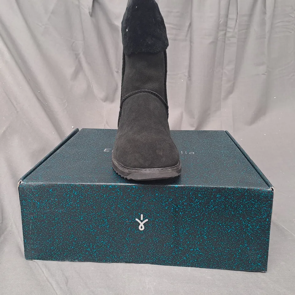BOXED PAIR OF EMU BIRDWOOD WATERPROOF SHEEPSKIN BOOTS IN BLACK SIZE 8