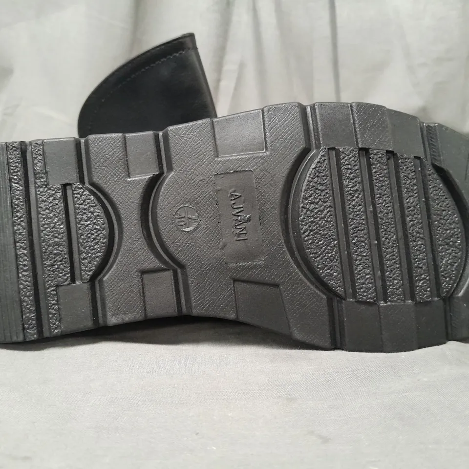 BOXED PAIR OF AJVANI COLLECTION ANKLE BOOTS IN BLACK SIZE 7
