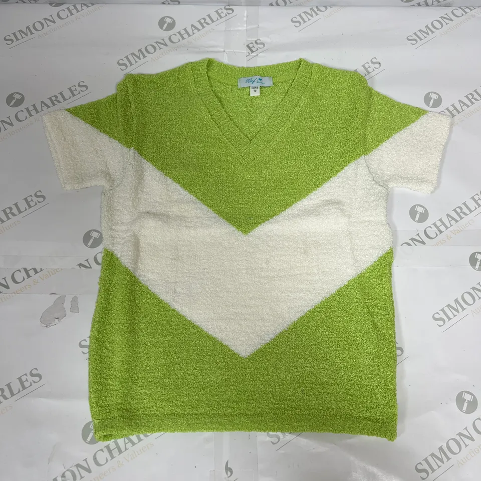 55 AS NEW BAGGED V-NECK LYCRA CHEVRON T-SHIRT IN LIME IN VARIOUS SIZES
