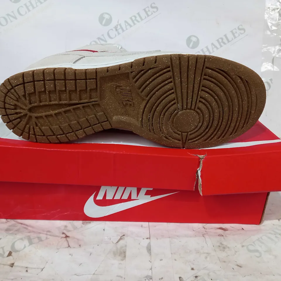 BOXED PAIR OF NIKE DUNK LOW SE SHOES IN OFF WHITE/RED UK SIZE 7