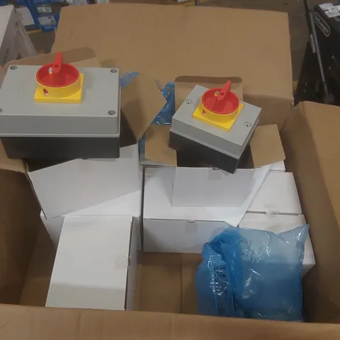 BOX CONTAINING APPROXIMATELY 10x ASSORTED EUROPA 4 POLE ENCLOSED DISCONNECTORS