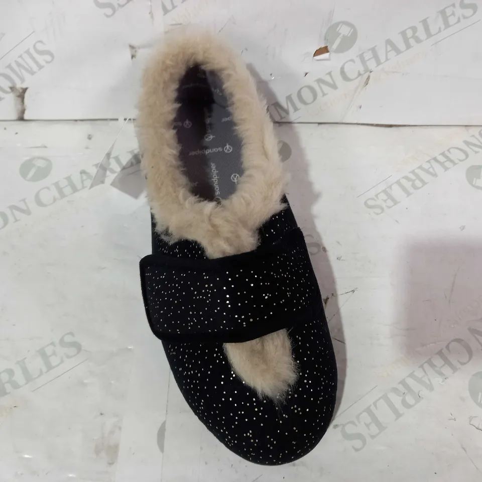 BOXED PAIR OF SANDPIPER SELINA BLACK SPARKLE SLIPPERS UK SIZE 7