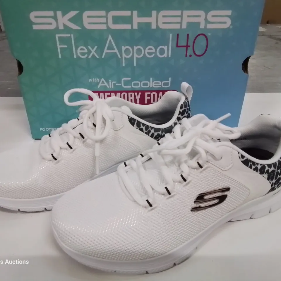 BOXED PAIR OF SKECHERS FLEX APPEAL 4.0 WHITE TRAINERS - WOMENS 9